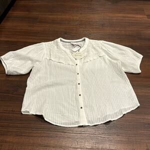 Knox Rose NWT button down Blouse with eyelet top accent.
